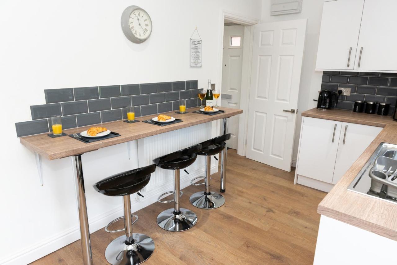 Charming 2 Bedroom House - Free Parking - Great Location