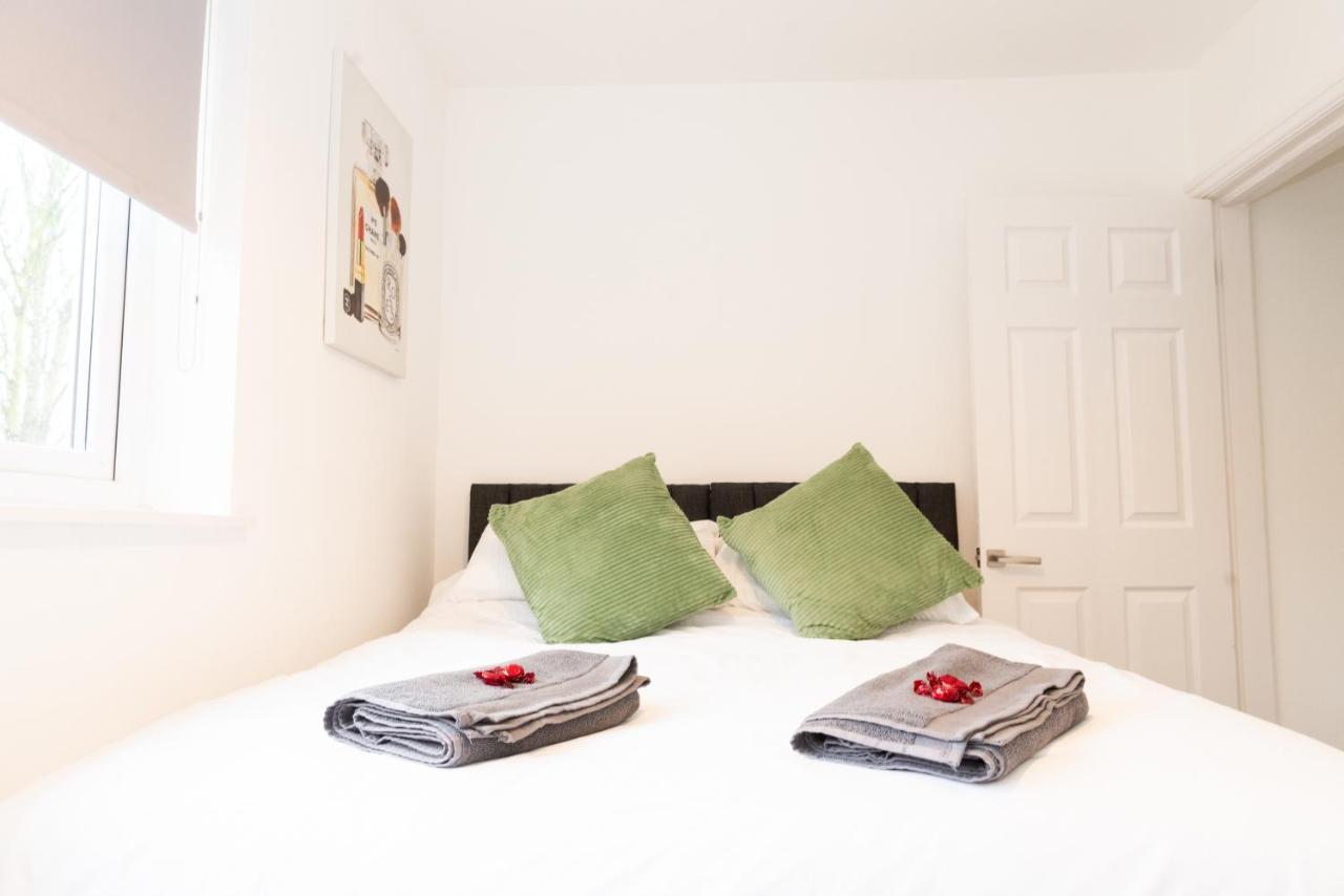 Charming 2 Bedroom House - Free Parking - Great Location Holiday home *
