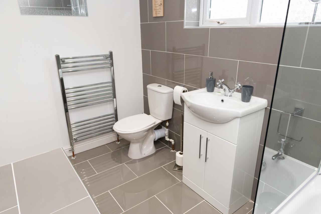 Charming 2 Bedroom House - Free Parking - Great Location Holiday home