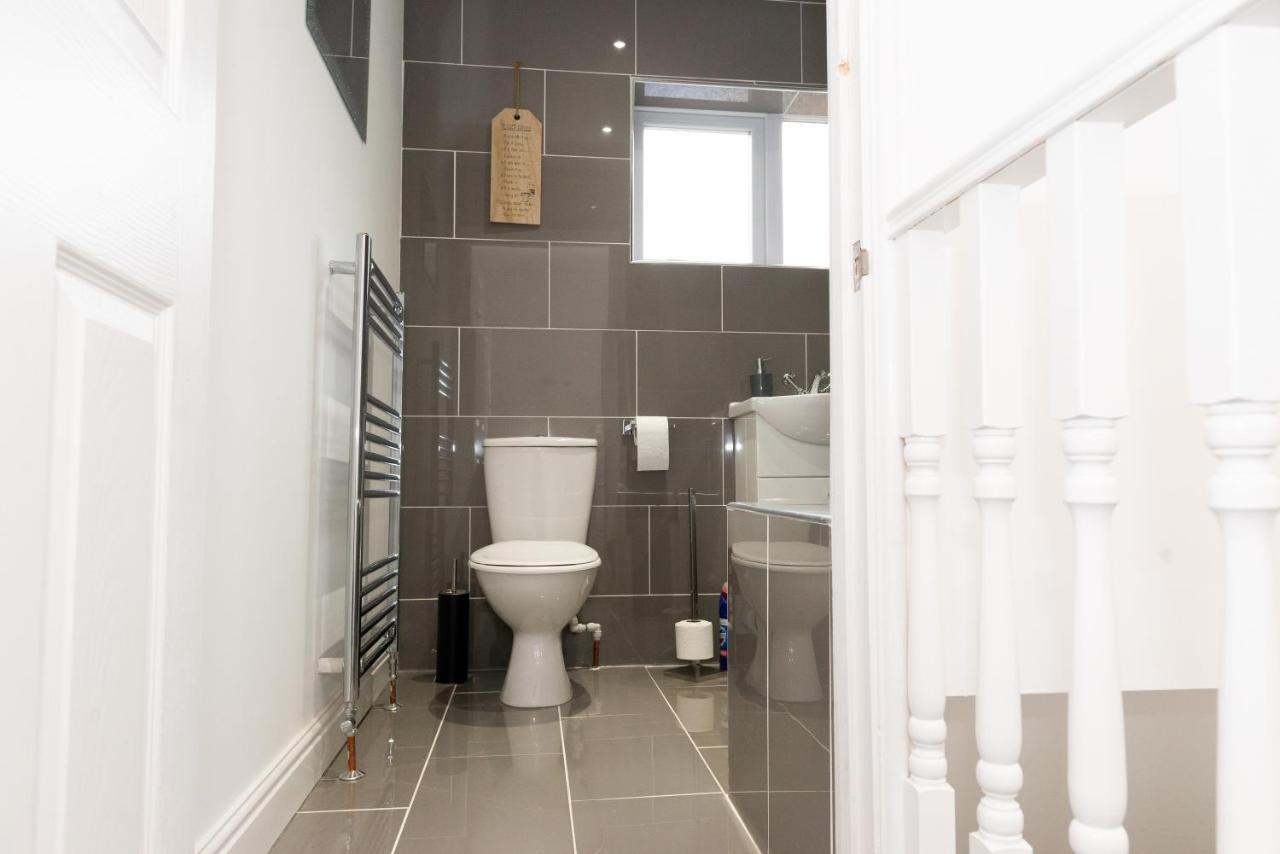 Charming 2 Bedroom House - Free Parking - Great Location