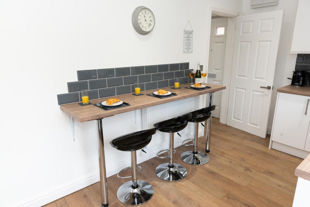 Charming 2 Bedroom House - Free Parking - Great Location *